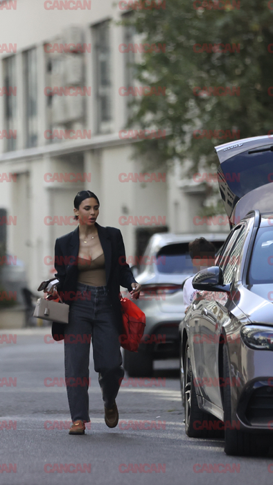 Andreea Popescu și copiii la fosta sa locuință