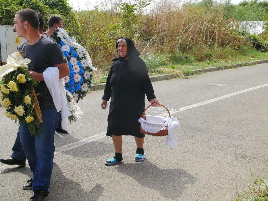 Mama lui Dany Vicol, transfigurată de durere! Ce striga lângă sicriul fiului ei. IMAGINI EXCLUSIVE