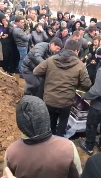 Imagini de la înmormântarea mamei din Timiș cu 18 copii! E cutremurător ce s-a întâmplat când au băgat-o pe Lidia în groapă. VIDEO