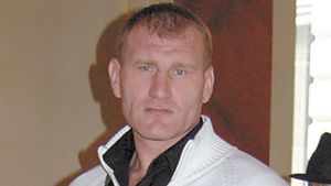 La gabaritul lui, Tolea nu poate dansa decat cu doua femei in acelasi timp. Vezi cum se descurca luptatorul cu femeile, in brate