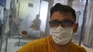 Povestea copleșitoare a unui tată din București, confirmat cu COVID-19: „Când mă autoizolasem în cameră, fetița mea de un 1 și 6 luni se așeza lângă ușă și plângea”