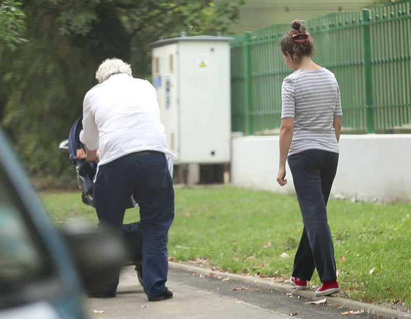 Jean Valvis a plimbat copilul pe aleea din parc