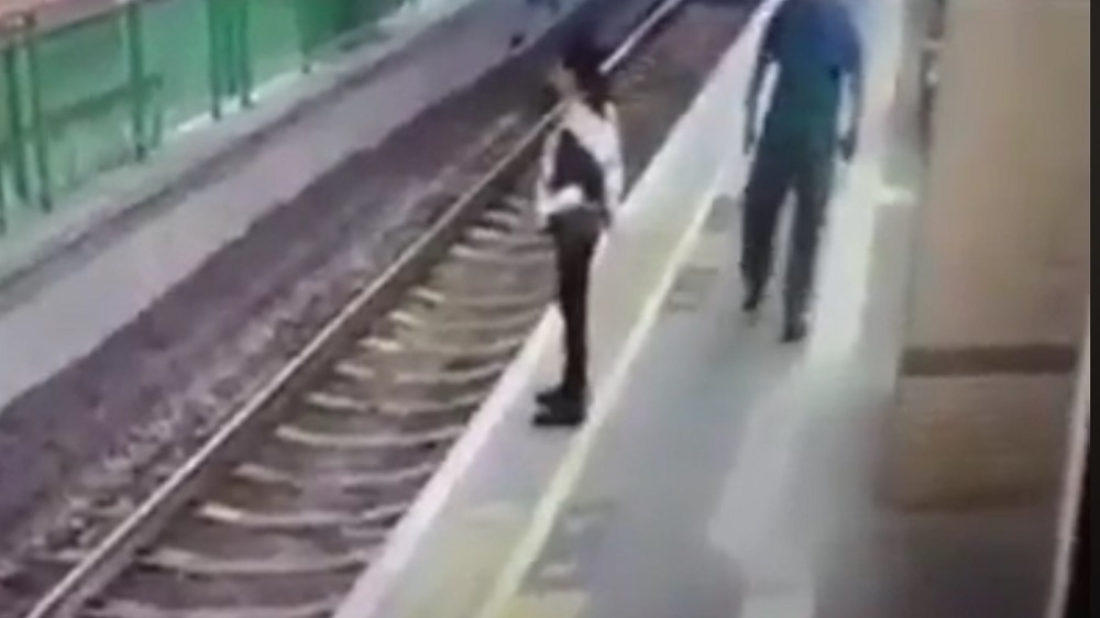 VIDEO / Şi-a văzut moartea cu ochii! O femeie a fost împinsă pe şinele de tren la o staţie de metrou! Ce s-a întâmplat la scurt timp după ce a căzut de pe peron