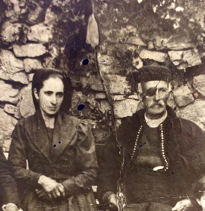 Filomena, mama lui Valentin Goj, cu tatăl ei la Ohrid în Macedonia - Foto: Facebook/Aurelia Grosu