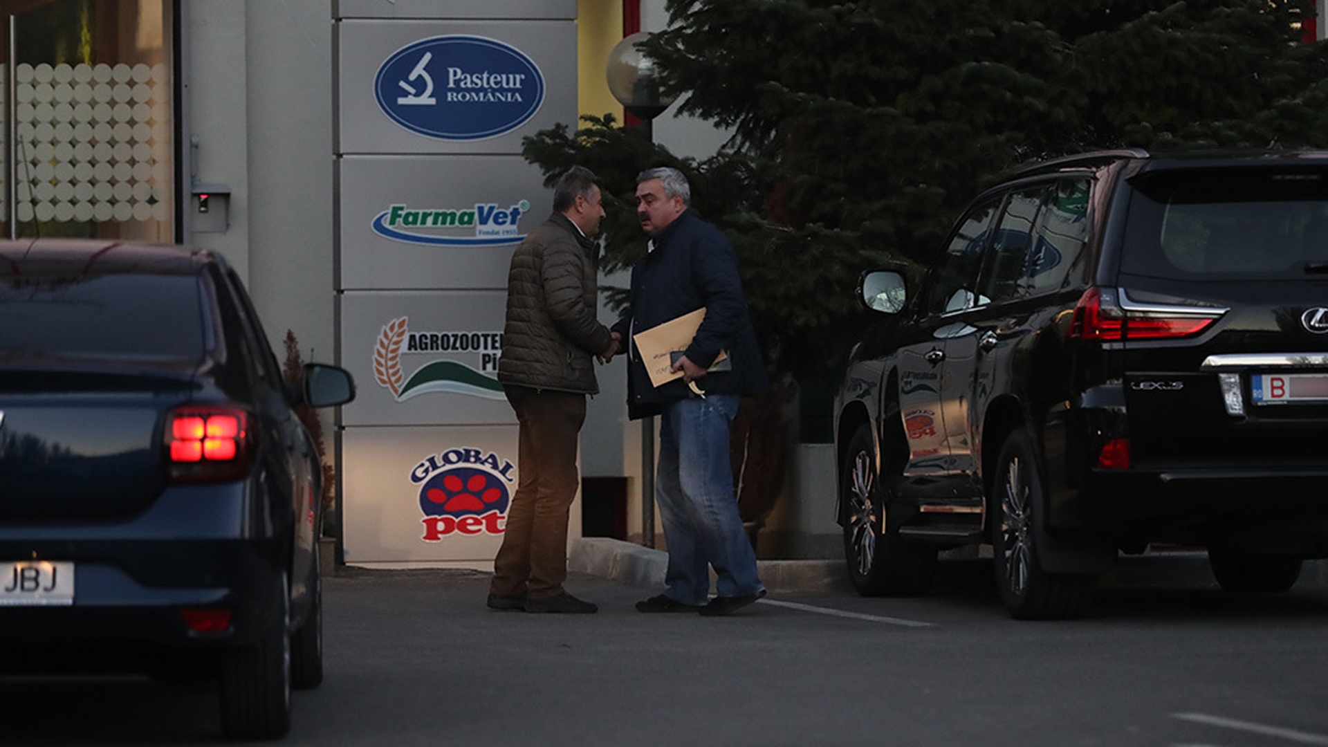 IMAGINI ÎN EXCLUSIVITATE. Sorin Stănescu este unul dintre cei mai mari jucători din industria medicamentelor şi are conexiuni în serviciile secrete. El este miliardarul român care a chefuit 3 nopţi cu fiul lui Trump într-un conac ascuns din Giurgiu! Cei doi au vânat pe domeniul privat de la Singureni şi…