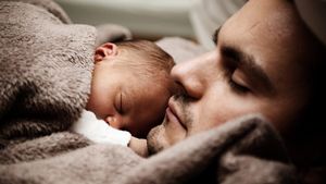 Concediu de paternitate pentru viitorii tați. UE îi obligă să rămână acasă cel puțin 2 luni