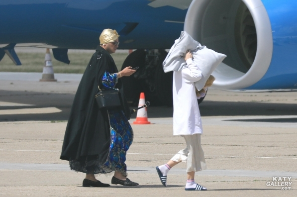Cântăreaţa celebră, pozată aşa pe aeroport! A încercat să…