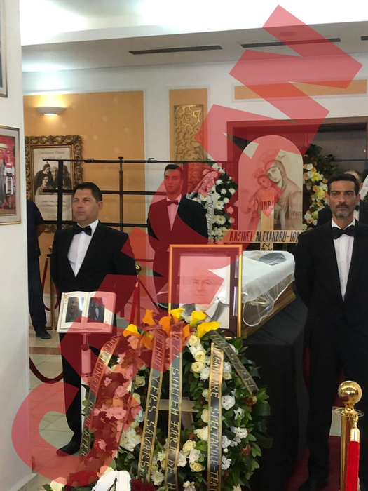 Coroane la căpătâiul lui Alexandru Arșinel (Foto: CANCAN.RO)