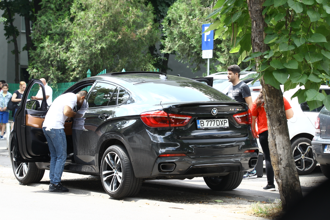 Dorian Popa s-a trezit cu mașina vandalizată, motiv pentru care a ajuns la Poliție
