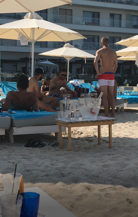 Fotbaliștii s-au ”aprins”, cu țigările în gură