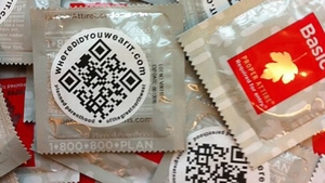INCREDIBIL! Acum toata lumea va sti cand o faci si unde! Au aparut primele prezervative cu cod QR ca sa dai check-in
