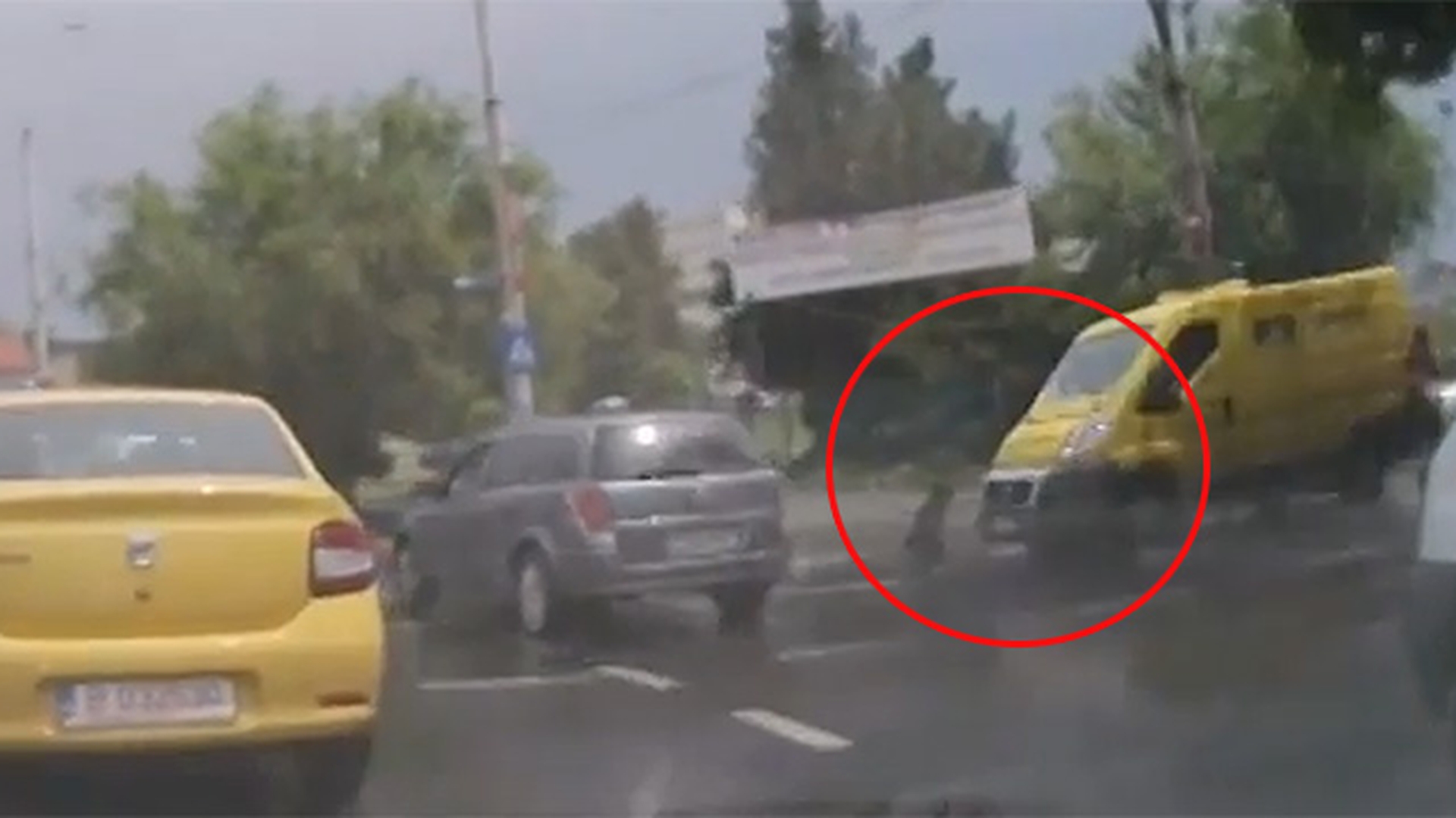 VIDEO Imagini socante in Capitala! Momentul in care soferul unei dubite loveste in plin un copil pe trecerea de pietoni