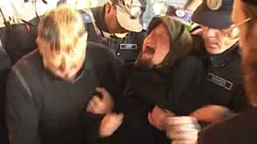 VIDEO O femeie posedata, la un pas sa darame racla cu moastele Sfintei Parascheva!