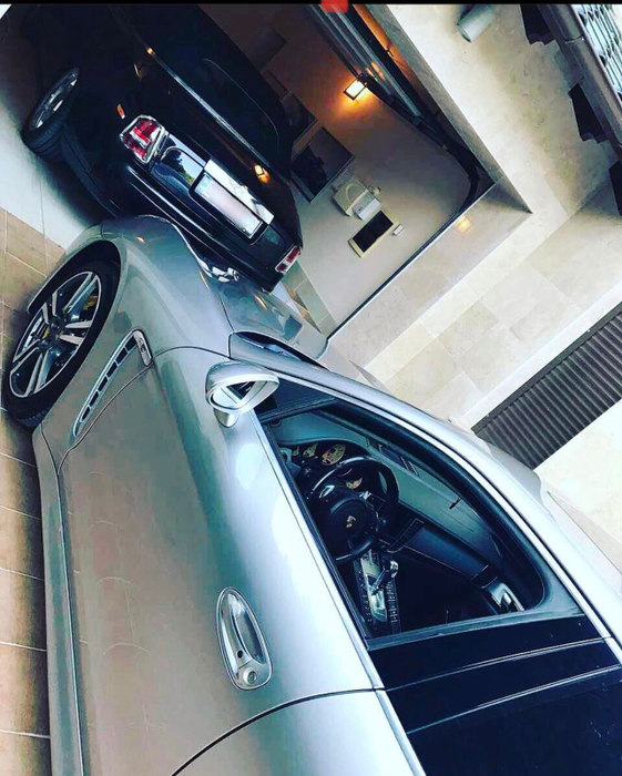 Pe Instagramul Moldoveanului apar și un Rolls Royce și un Porsche Panamera, în condițiile în care, în afară de G Class, acesta ar mai deține un Bentley cu 4 uși și un Maybach