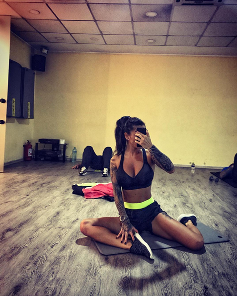 Imagini incendiare cu Roxana Vancea topless. A ajuns în Bulgaria şi a prins curaj!