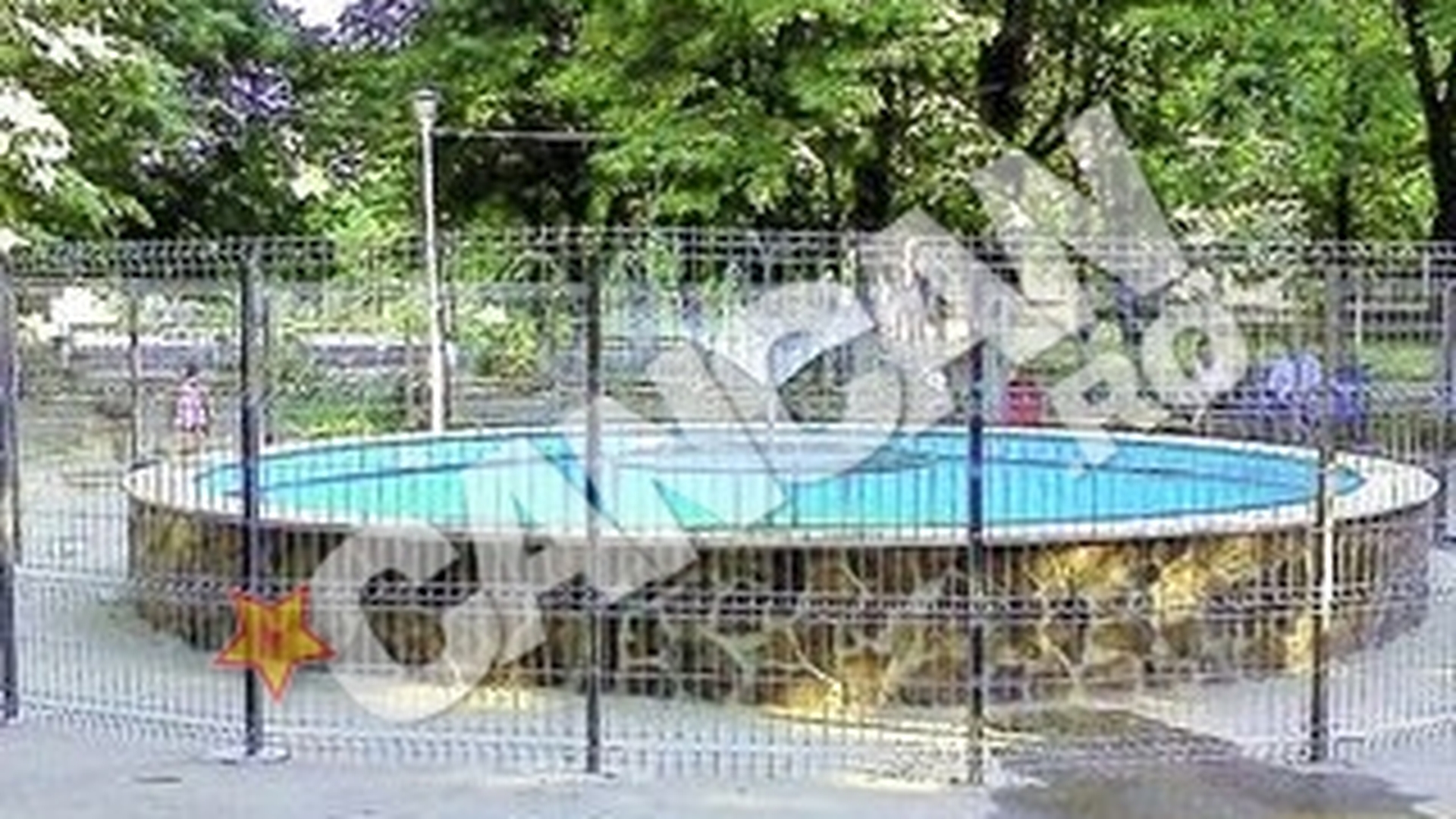 Autoritatile din Adjud au gasit o metoda incredibila prin care protejeaza o arteziana. Au pus gard in jurul fantanii din parc