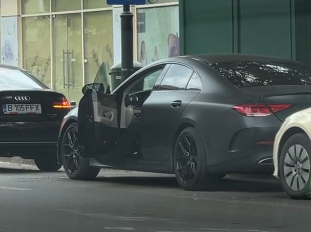 Selly a ajuns la NUBA Cafe cu un Mercedes CLS care a costat peste 80.000 de euro (Foto: CANCAN.RO)