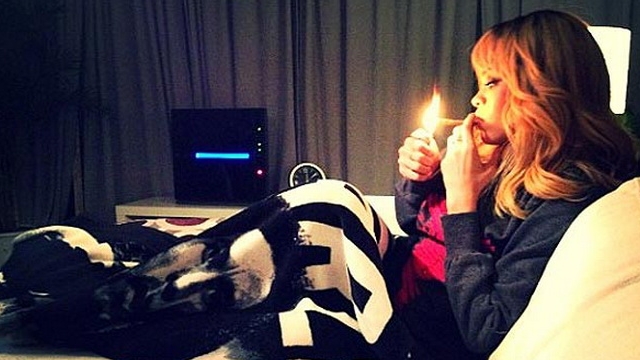 Ce fumeaza Rihanna. Poza care a starnit un val de critici la adresa cantaretei. "E un model pentru mii de tinere"