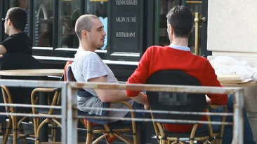 Vladimir Draghia a inventat un nou stil de a bea cafeaua: pe trotuar, cu un cos de gunoi in spate si cu picioarele pe perete!