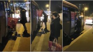 Culmea tupeului! O familie urcă cu tot cu căruciorul de cumpărături în autobuz, în staţia Piaţa Sudului, din Berceni