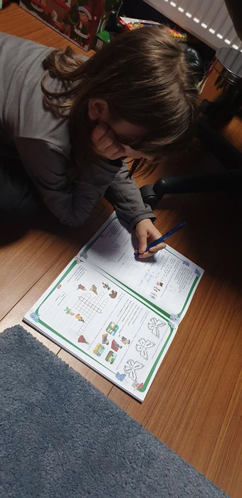 Adela face mari sacrificii pentru ca Davis, fiul ei bolnav, să ducă o viață mai bună