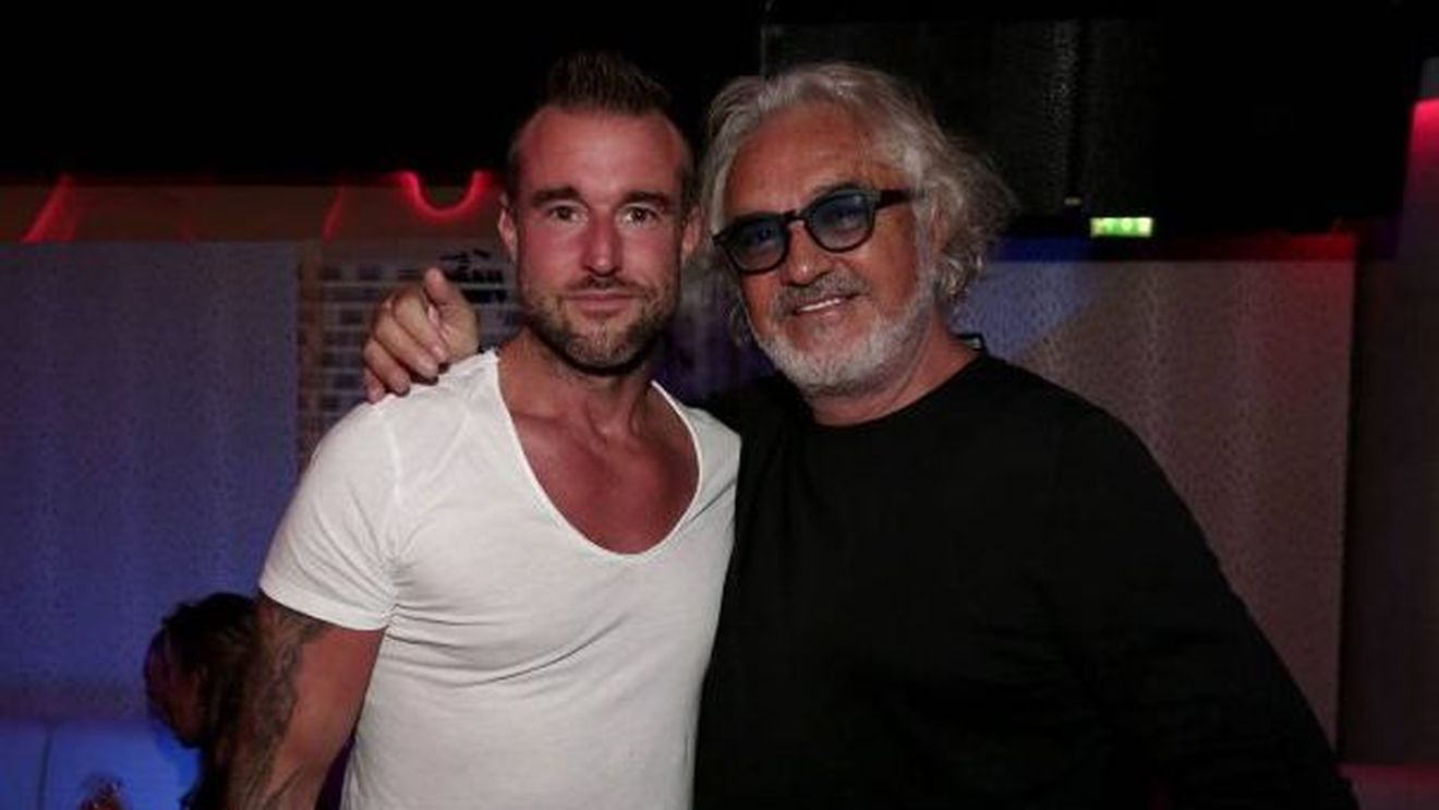 IMAGINI ÎN PREMIERĂ. A aterizat la Bucureşti, a făcut prezenţa la eveniment şi… Faimosul Philipp Plein s-a ”baricadat” la Marriott cu o "echipă" top. Printre fete şi o super cunoscută vedetă tv!