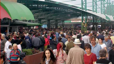 „Noi nu suntem cu droguri...“ Intervenţie bizară într-o piaţă din Târgu Jiu, printre câteva bătrânele care vând zarzavaturi