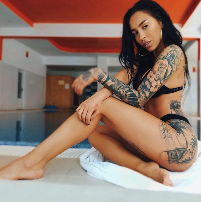 Ruby a arătat tot! Rochia albă și udă a încins imaginația bărbaților și i-a lăsat fără grai