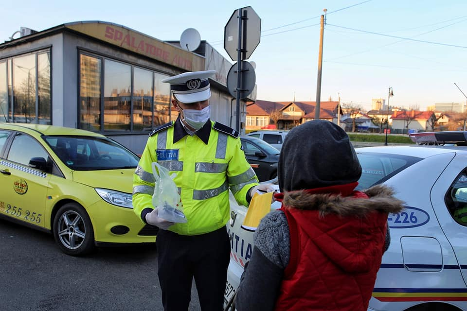 O femeie din Iaşi a fost prinsă de Poliţie pe stradă fără adeverinţă! A început să tremure şi… Ce i-a făcut poliţistul: “Să vă dea Dumnezeu sănătate”