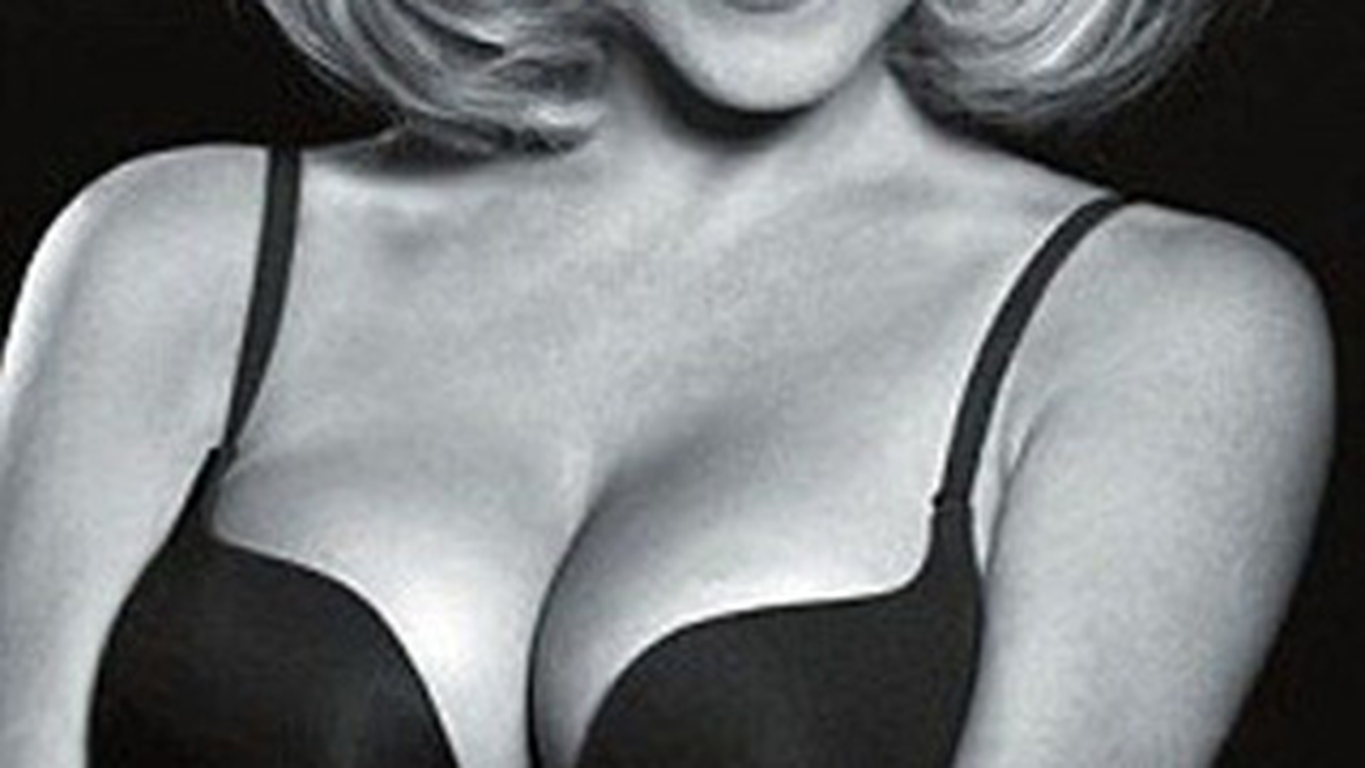 Un model fara o mana a pozat sexy intr-o campanie in sprijinul persoanelor cu handicap!