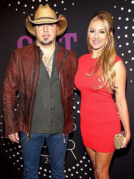 Soţia însărcinată a lui JASON ALDEAN, cântăreţul care se afla pe scenă când a început atacul din Las Vegas, rupe tăcerea: „Bebeluşul…”