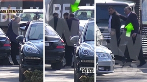 Imaginile decăderii! A ajuns să fie doar o ”fantomă” a miliardarului cu Maybach şi Rolls la scară