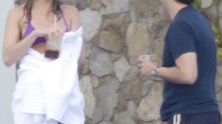 Aniston, in vacanta cu un barbat misterios