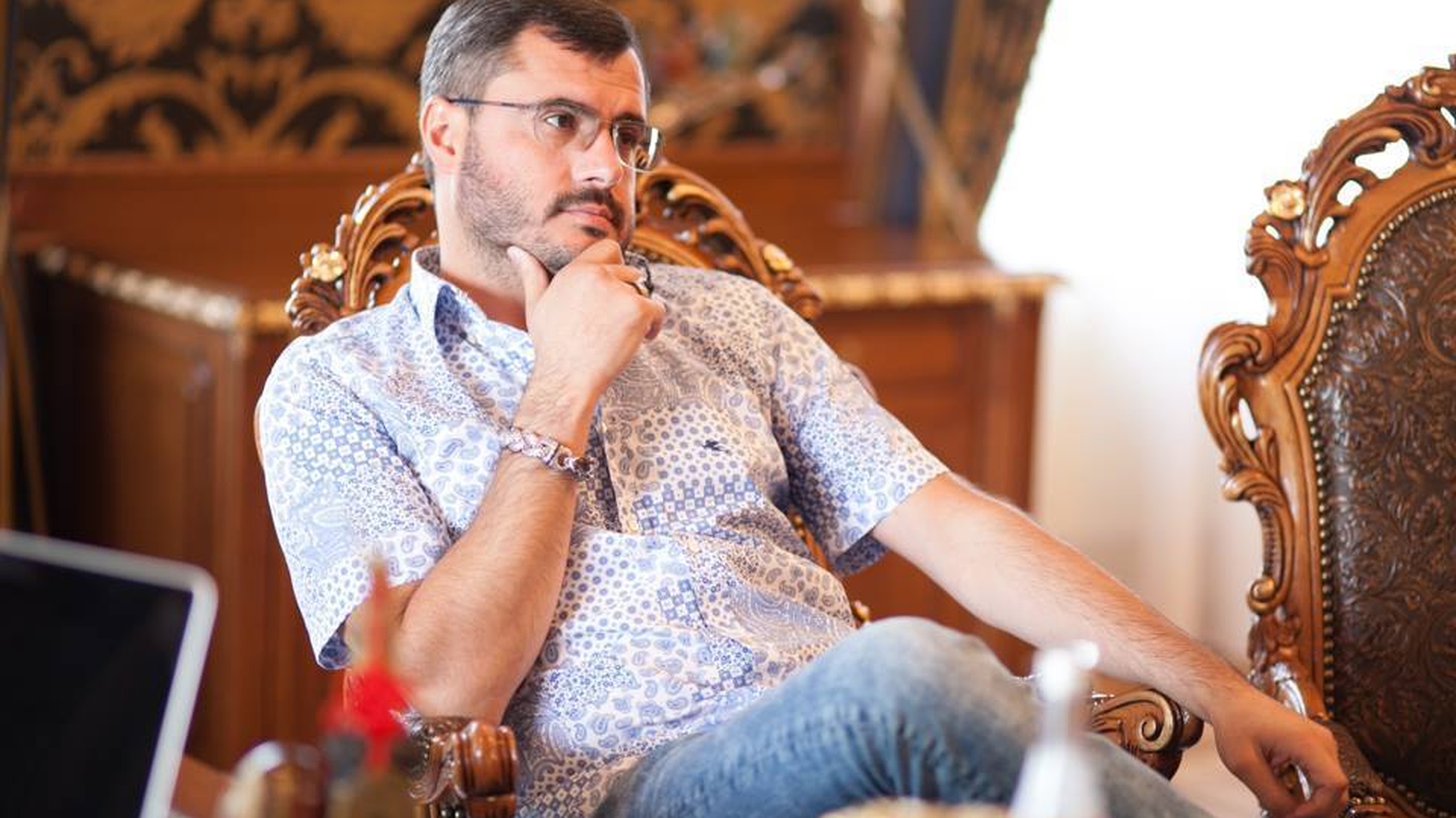 EXCLUSIV ŞOCANT. L-am descoperit pe politicianul cu…17 maşini în declaraţia de avere!
În total, ele valorează…Are două Rolls-uri (unul negru, altul roşu), un Ferrari, un Aston Martin şi mai multe BMW-uri şi Mercedes-uri