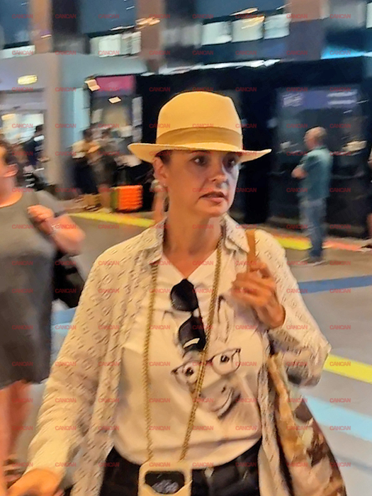 Andreea Marin cu o pălărie Panama pe Otopeni