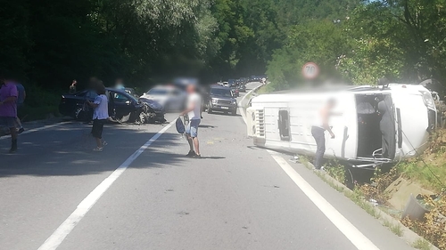 Accident grav pe Valea Oltului! 21 de persoane au primit îngrijiri medicale
