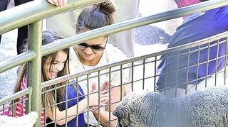 Ce face Katie Holmes cu fetita ei: "Sa te duca mama la oi!"
