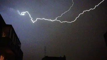 Capitala arată ca după război! Vezi ce pagube a provocat furtuna de aseară in Bucuresti