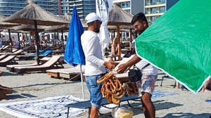 Cu cât se vinde un covrig pe plajele din Mamaia. Reacția Asociației pentru Protecția Consumatorilor din România
