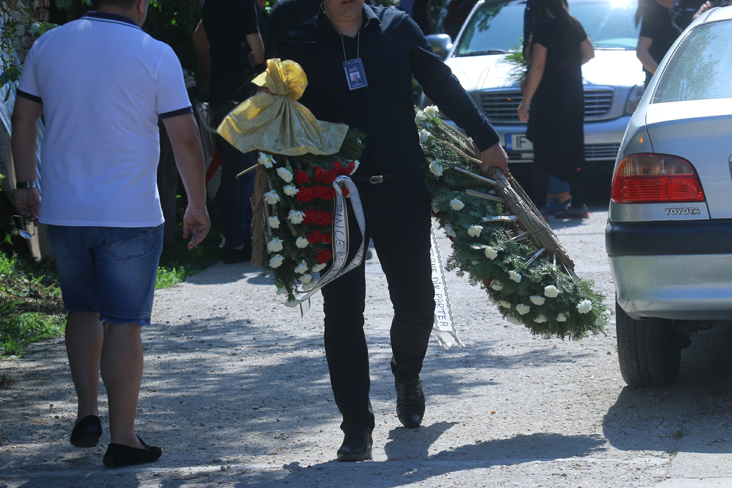 Mesajul tulburător scris pe coroana adusă de Nelu Ploieșteanu pentru fiul său mort