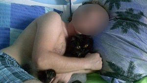 Un cantaret din Romania iubeste animalele si traieste inconjurat de PISICI: "Am trei baieti si doua fete" Vezi cine e