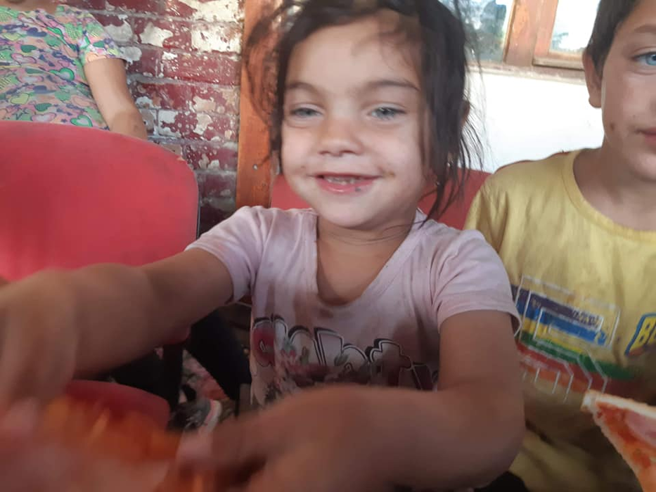 Un pastor din Târgu-Mureș are grijă de zeci de copii care trăiesc într-o sărăcie lucie! Oamenii au făcut un apel disperat pe Facebook: „Îmi tremură mâna pe tastatură!”
