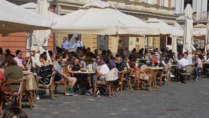Noi reguli! De ce va fi nevoie să lăsăm numele şi numărul de telefon atunci când ieșim la terasă