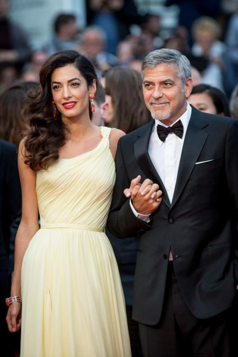 Primul cadou primit de gemenii lui George Clooney! Ce le-a dăruit bunica lor la doar câteva ore de la naştere!