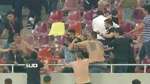 Incidente grave la meciul Steaua-Rapid. Galeriile și-au împărțit pumni și picioare în tribune