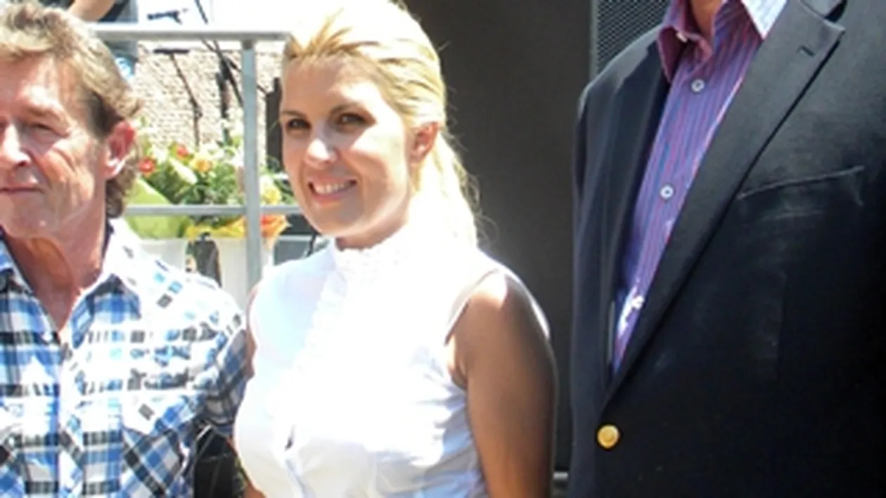 Dubla tinuta aleasa de Elena Udrea in vizita de sambata de la Brasov!