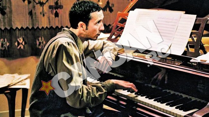 "Memelomanul" din Ghencea a uitat ce a facut intr-o seara de vara! Mihai Stoica se da pianist, cand de fapt e manelist