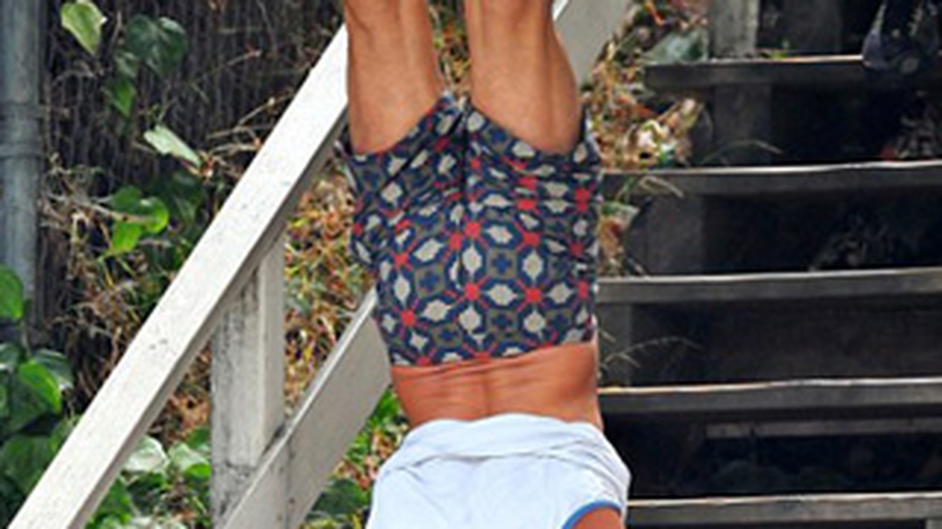 N-o sa ghiciti ce face fratele lui Woody Harrelson!