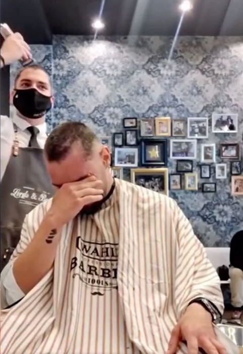 Un frizer, gest impresionant în fața unui client diagnosticat cu temutul cancer! Cum a reacționat bărbatul când a văzut că bărbierul se tunde la zero | VIDEO