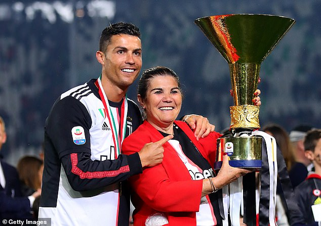 Cristiano Ronaldo, zbor de urgență spre Madeira! Mama lui a ajus în spital! Ce a pățit Dolores Aveiro